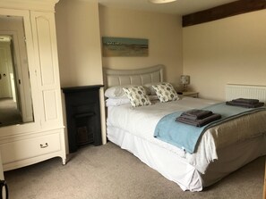 5 bedrooms, desk, iron/ironing board, WiFi - Large Country Cottage (Seething)