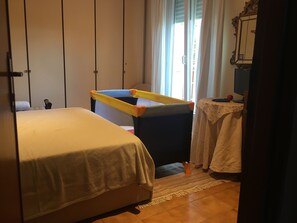 2 chambres, coffres-forts dans les chambres, bureau