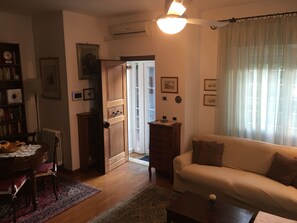 Televisor, llar de foc i llibres