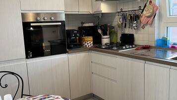 Kühlschrank, Mikrowelle, Ofen, Herdplatte