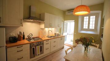 Réfrigérateur, four, plaque de cuisson, cafetiÚre/bouilloire