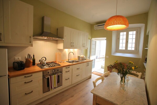 Fridge, oven, stovetop, coffee/tea maker