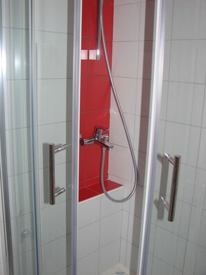 Ensemble baignoire-douche, séchoir à cheveux, serviettes fournies