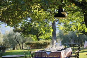 تناول الطعام بالخارج