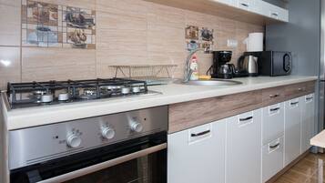 Refrigerador, microondas, horno y parrilla de estufa