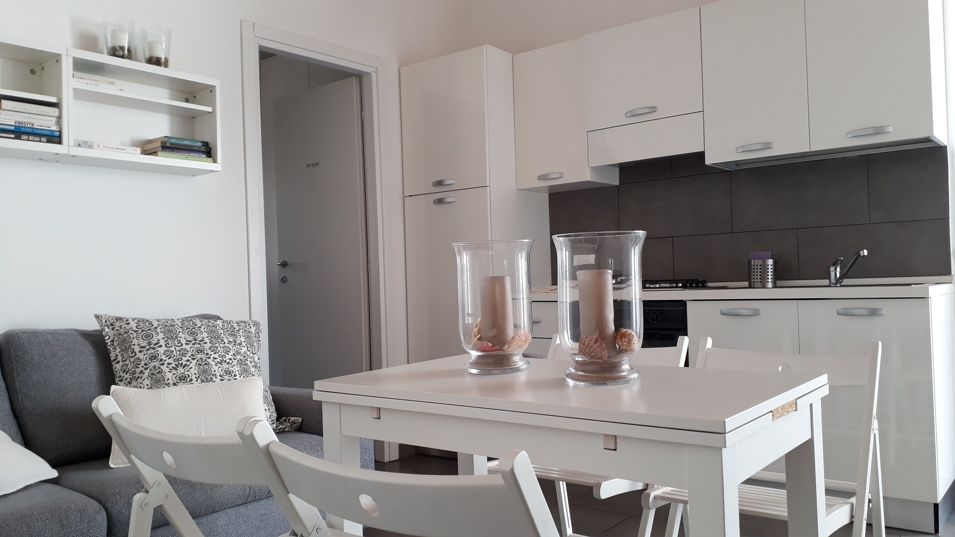 Fridge, oven, stovetop, coffee/tea maker