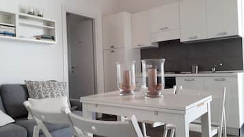 Kühlschrank, Ofen, Herdplatte, Wasserkocher mit Kaffee-/Teezubehör