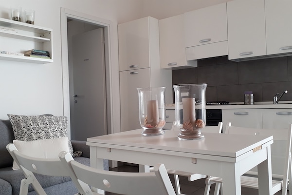 Coffee/tea maker, fridge, oven, stovetop