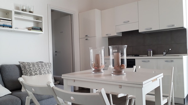 Een koelkast, een oven, een kookplaat, een koffiezetapparaat/waterkoker