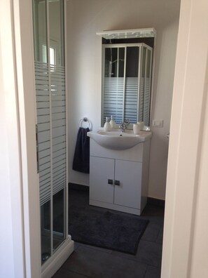 Douche, sĂšche-cheveux, bidet, serviettes fournies