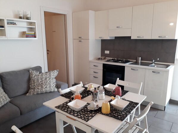 Kühlschrank, Ofen, Herdplatte, Wasserkocher mit Kaffee-/Teezubehör