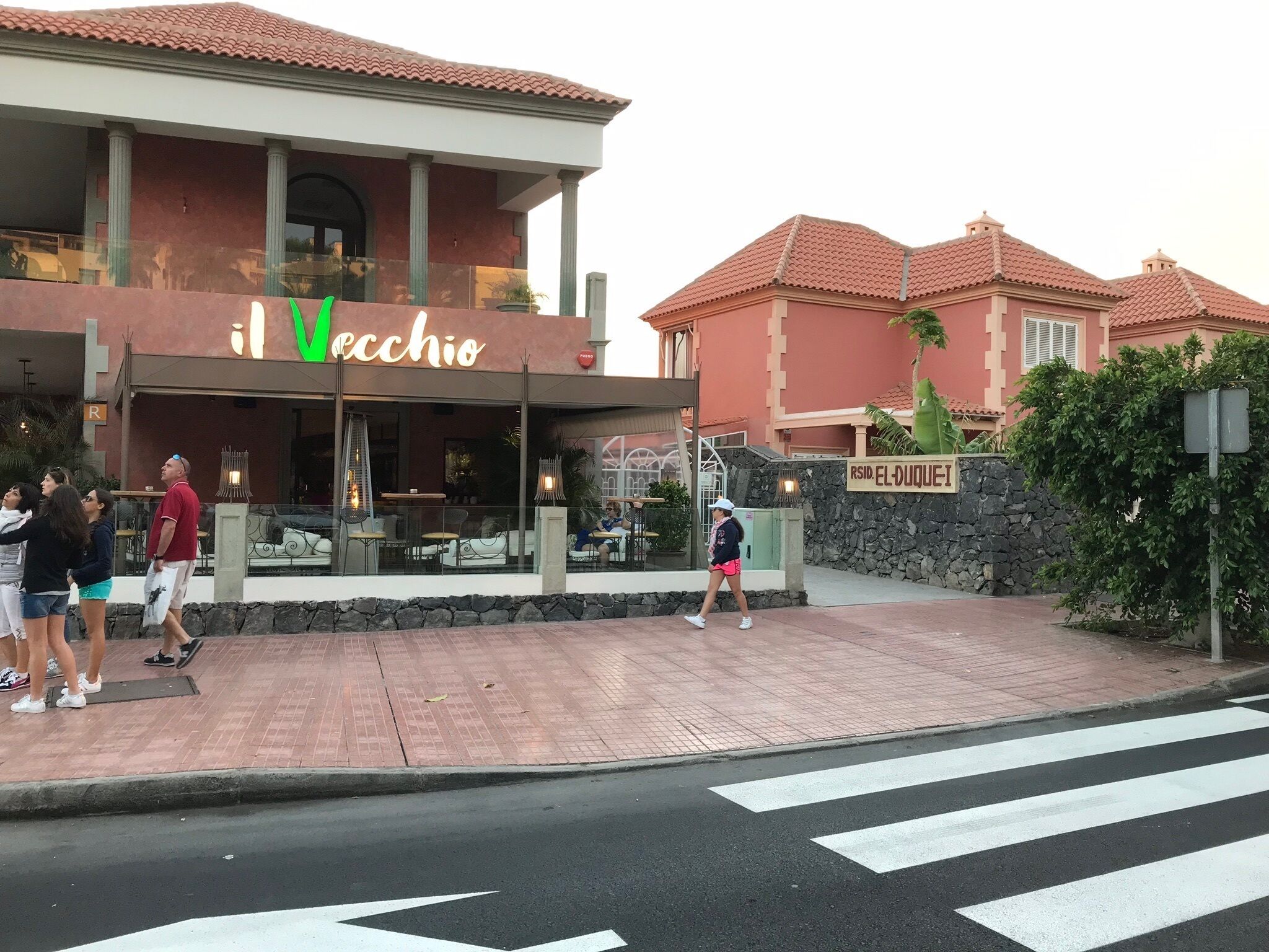 En restaurant kaldet "il Vecchio" med udendørs siddepladser og en stenvæg.
