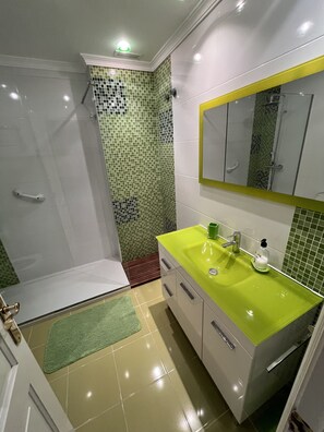 Haartrockner, Handtücher, Toilettenpapier