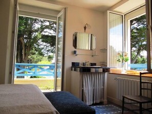 5 bedrooms, iron/ironing board, WiFi, bed sheets