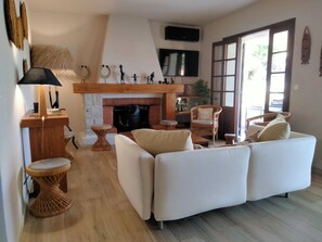 Smart TV, fireplace, books, stereo