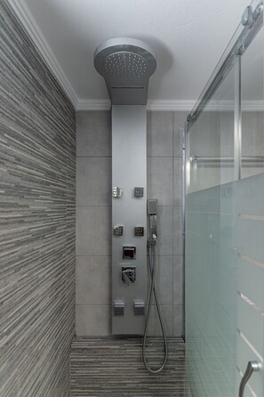 Dusche, Haartrockner, Handtücher, Seife