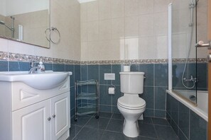 Combined shower/bathtub, hair dryer, towels, soap