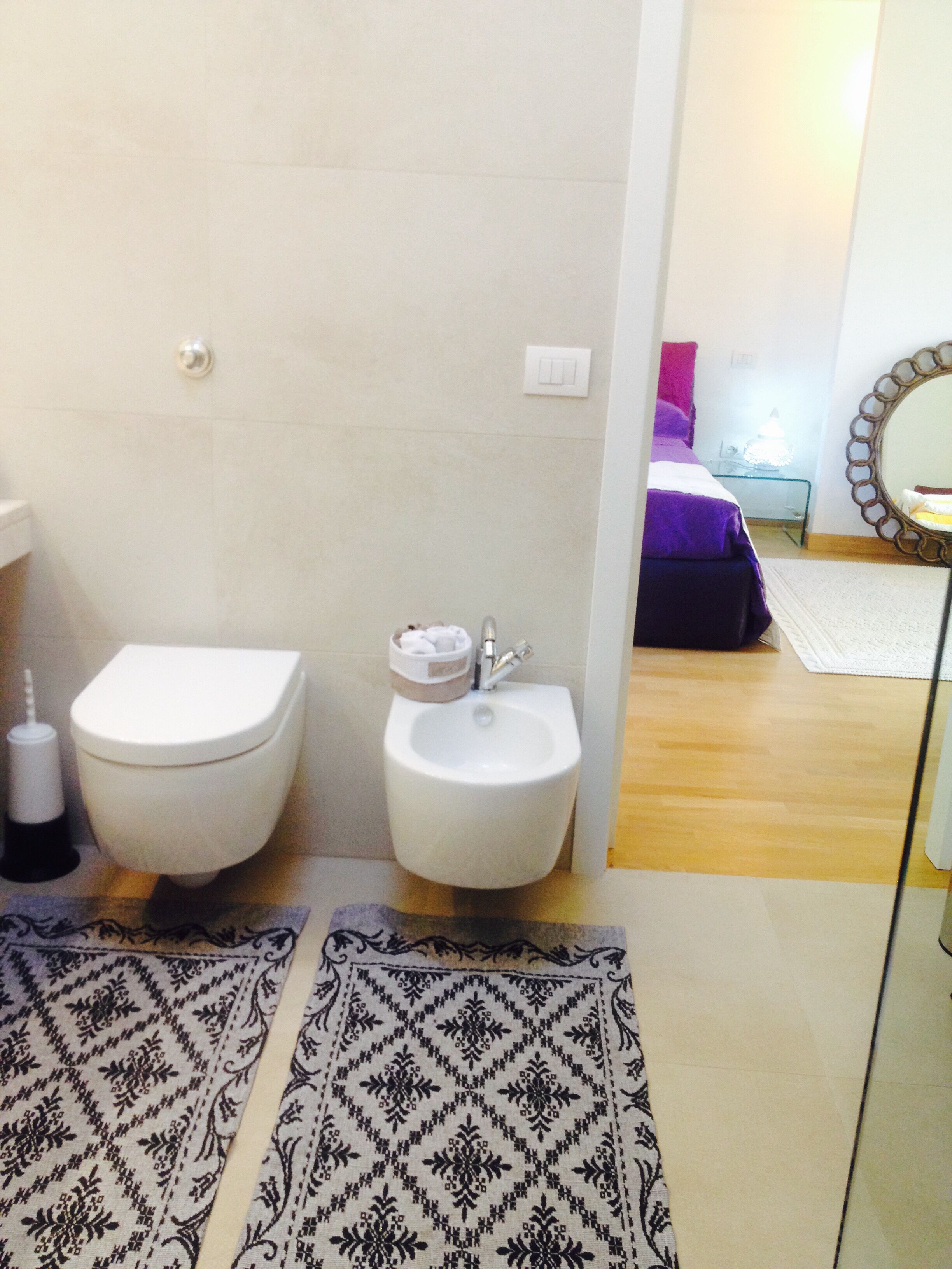 The price means. 1room, bathroom, Kitchen, Garden, parking. 90 € Endreinigung exstra.