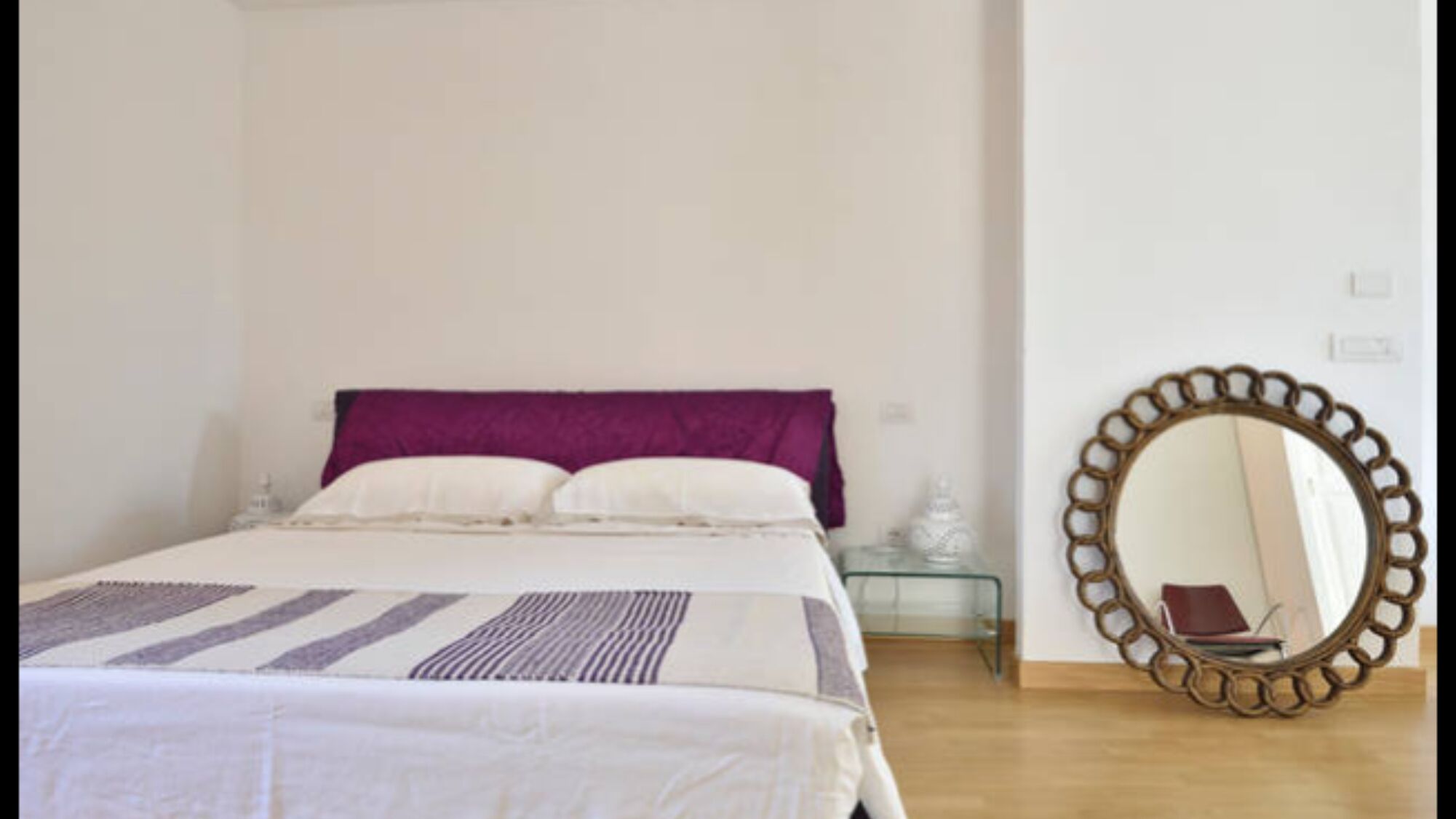 The price means. 1room, bathroom, Kitchen, Garden, parking. 90 € Endreinigung exstra.