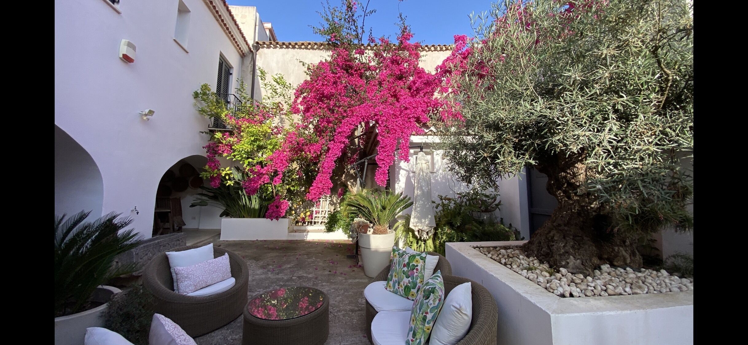 The price means. 1room, bathroom, Kitchen, Garden, parking. 90 € Endreinigung exstra.