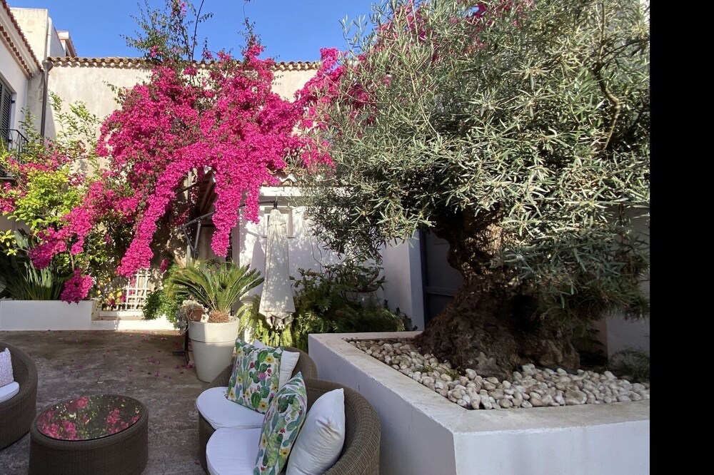 The price means. 1room, bathroom, Kitchen, Garden, parking. 90 € Endreinigung exstra.