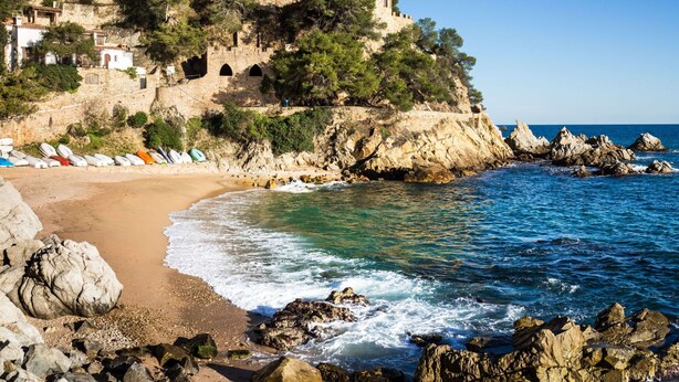 A coastal castle with a beach in the foreground. - Beautiful private villa for 8 guests with private pool, A/C, WIFI, TV and patio (Lloret De Mar)