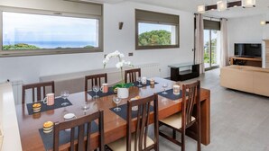 Dining - Beautiful private villa for 8 guests with private pool, A/C, WIFI, TV and patio (Lloret De Mar)