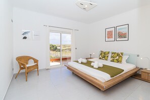 5 bedrooms, iron/ironing board, free WiFi, bed sheets