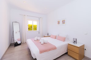 5 bedrooms, iron/ironing board, free WiFi, bed sheets