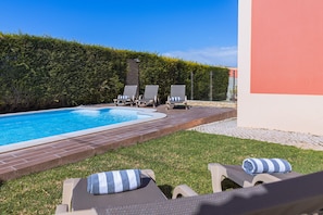 A swimming pool with lounge chairs and a hedge. - Villa Farol - Villa in Algarve at walking distance to beach, with pool and fast WiFi (Sagres)