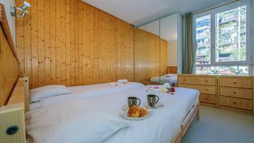 2 chambres, fer et planche à repasser, Wi-Fi gratuit, draps fournis