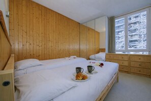 Twin room bedroom with joinable beds