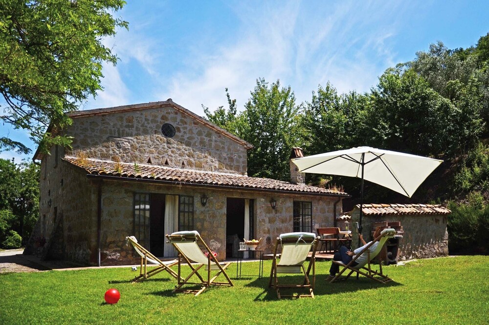 surrounded by unspoilt enviroment, traditional country house (6km from Orvieto)