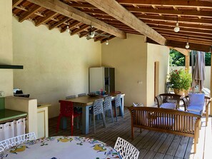 تناول الطعام بالخارج