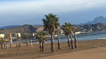 Una spiaggia nelle vicinanze, lettini da mare