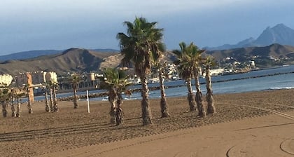 Brandneue gemütliche Wohnung nur wenige Schritte vom Strand entfernt, mit Pool, Terrasse und WiFi
