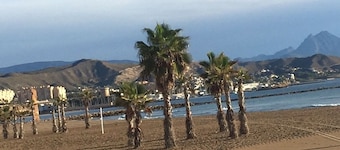 Brandneue gemütliche Wohnung nur wenige Schritte vom Strand entfernt, mit Pool, Terrasse und WiFi