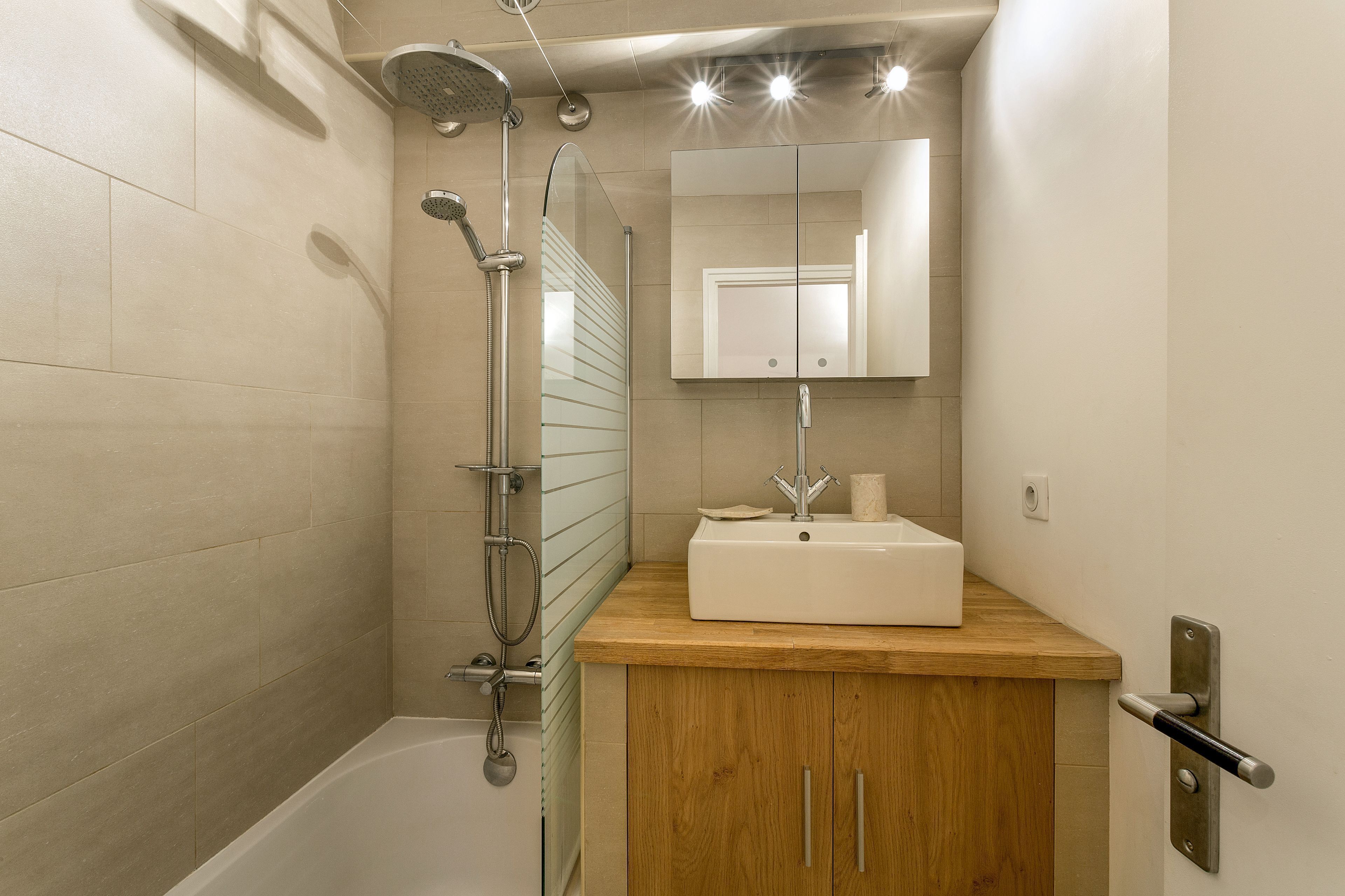 Combined shower/tub, hair dryer, towels