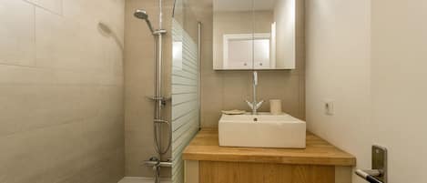 Ensemble baignoire-douche, séchoir à cheveux, serviettes fournies
