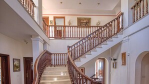 Eine prächtige Treppe mit aufwendiger Geländerkonstruktion, die zu einer oberen Etage führt.