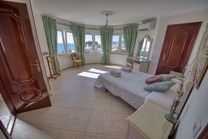 8 室のベッドルーム、セーフティボックス (室内)、アイロン / アイロン台、旅行用ベビーベッド