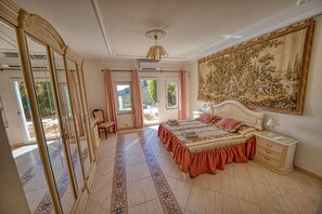 8 bedrooms, in-room safe, iron/ironing board, travel cot - Very Spacious Villa with Private Pool in a peaceful location with sea views. (Benalmádena)