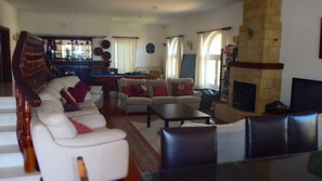 スマートテレビ、暖炉、DVD プレーヤー、卓球台