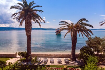 Beachfront Bliss: Villa Amor - A Luxurious 7 bedroom villa with a heated pool