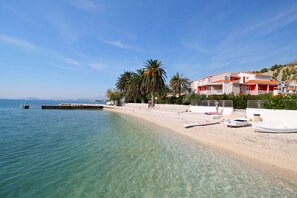 Beach nearby, sun-loungers, beach towels