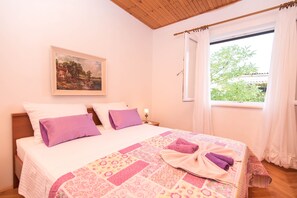 2 habitaciones, tabla de planchar con plancha, internet y ropa de cama 