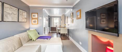 Una televisión, una chimenea, libros, un reproductor estéreo