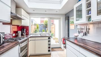 Køleskab, mikrobølgeovn, ovn, kogeplade