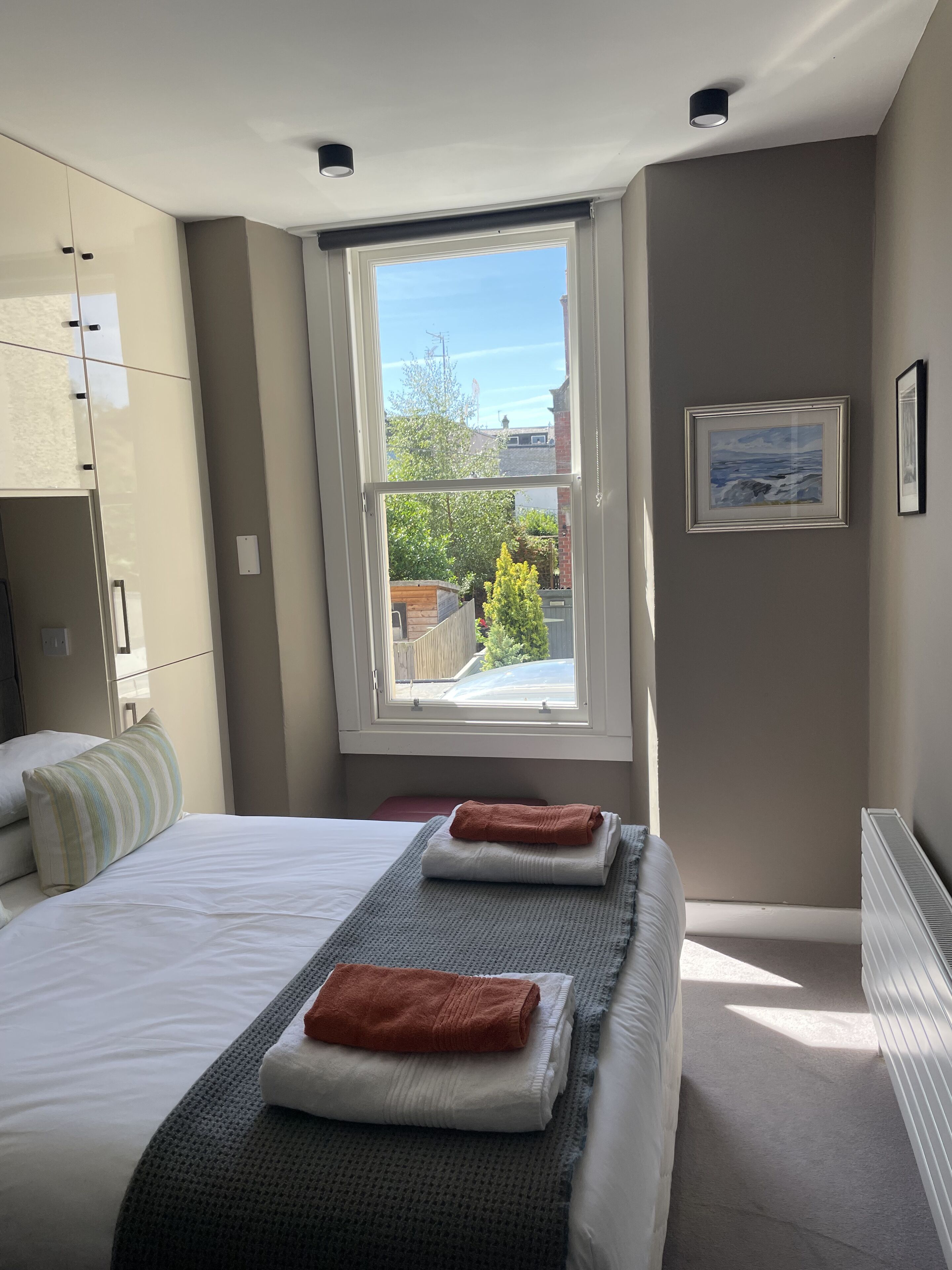 3 slaapkamers, een strijkplank/strijkijzer, wifi, beddengoed