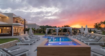 Villa Elaida! Spacieux, idéal pour les grands groupes! Piscine de 50m2! Commerces à pied!